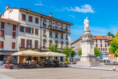COMO, ITALY, 17 Temmuz 2019: İtalyan kasabası Como 'daki Piazza Alessandro Volta' da insanlar geziniyor