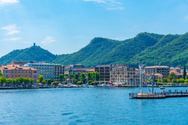 COMO, ITALY, 17 HAZİRAN 2019: İtalya 'daki Como Gölü' nün yanında Lakeside gezinti güvertesi