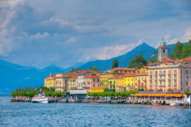 BELLAGIO, İtalya, 17 Temmuz 2019: Lakeside, Como Gölü 'ndeki Bellagio kasabasının manzarası