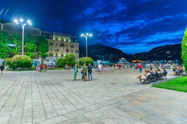 COMO, İtalya, 17 Temmuz 2019: Como, İtalya 'daki Piaza Cavour' un gece görüşü