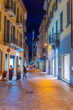 COMO, ITALY, 17 HAZİRAN 2019: İtalyan kasabası Como 'nun merkezindeki bir sokakta gezinen insanları gece görüşü