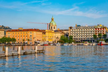 COMO, ITALY, 18 Temmuz 2019: İtalyan şehri Como 'nun günbatımı