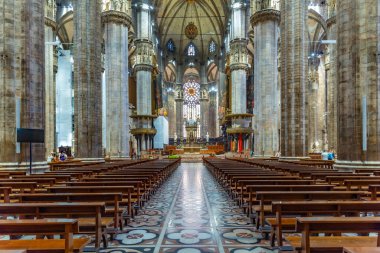 MILANO, İtalya, 19 Temmuz 2019: Milano, İtalya 'daki Duomo Katedrali