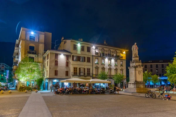 Como Italia Julio 2019 Vista Nocturna Gente Paseando Por Piazza —  Fotos de Stock