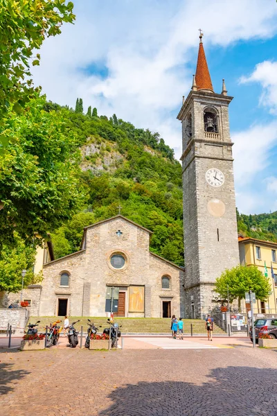Varenna Itália Julho 2019 Pessoas Estão Passeando Frente Igreja São — Fotografia de Stock
