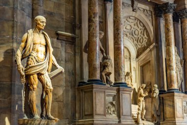MILANO, İtalya, 19 Temmuz 2019: Milano, İtalya 'daki Duomo katedralinin içindeki heykeller