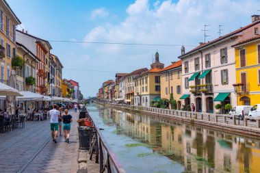 MILANO, ITALY, 19 Temmuz 2019: Milano 'nun merkezindeki Naviglio Pavese kanalı bar ve restoranları ile popüler bir bölgedir.