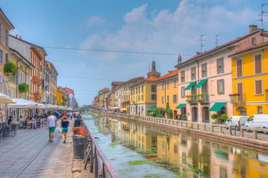 MILANO, ITALY, 19 Temmuz 2019: Milano 'nun merkezindeki Naviglio Pavese kanalı bar ve restoranları ile popüler bir bölgedir.