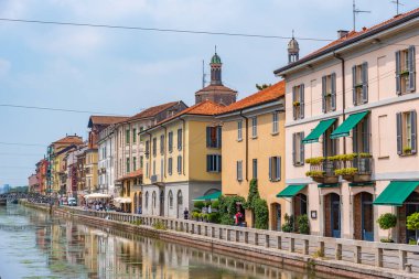 MILANO, ITALY, 19 Temmuz 2019: Milano 'nun merkezindeki Naviglio Pavese kanalı bar ve restoranları ile popüler bir bölgedir.