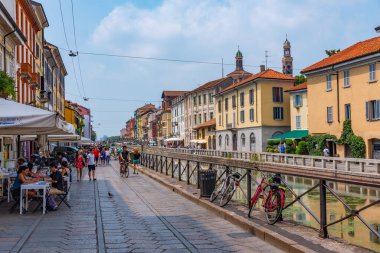 MILANO, ITALY, 19 Temmuz 2019: Milano 'nun merkezindeki Naviglio Pavese kanalı bar ve restoranları ile popüler bir bölgedir.