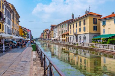 MILANO, ITALY, 19 Temmuz 2019: Milano 'nun merkezindeki Naviglio Pavese kanalı bar ve restoranları ile popüler bir bölgedir.
