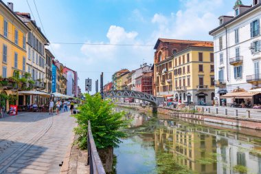 MILANO, ITALY, 19 Temmuz 2019: Milano 'nun merkezindeki Naviglio Pavese kanalı bar ve restoranları ile popüler bir bölgedir.