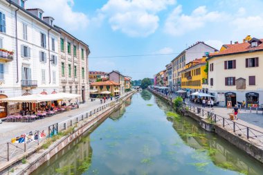 MILANO, ITALY, 19 Temmuz 2019: Milano 'nun merkezindeki Naviglio Pavese kanalı bar ve restoranları ile popüler bir bölgedir.