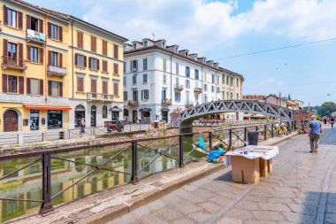 MILANO, ITALY, 19 Temmuz 2019: Milano 'nun merkezindeki Naviglio Pavese kanalı bar ve restoranları ile popüler bir bölgedir.