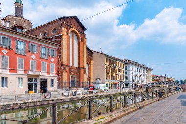 MILANO, ITALY, 19 Temmuz 2019: Milano 'nun merkezindeki Naviglio Pavese kanalı bar ve restoranları ile popüler bir bölgedir.