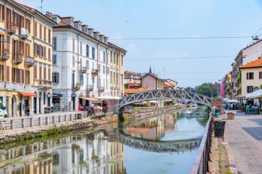 MILANO, ITALY, 19 Temmuz 2019: Milano 'nun merkezindeki Naviglio Pavese kanalı bar ve restoranları ile popüler bir bölgedir.