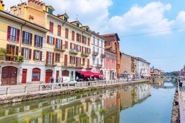 MILANO, ITALY, 19 Temmuz 2019: Milano 'nun merkezindeki Naviglio Pavese kanalı bar ve restoranları ile popüler bir bölgedir.