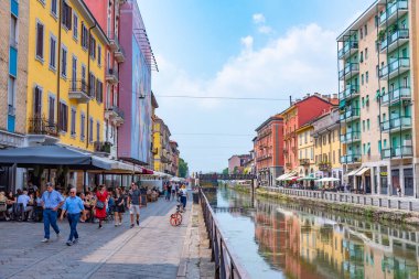 MILANO, ITALY, 19 Temmuz 2019: Milano 'nun merkezindeki Naviglio Pavese kanalı bar ve restoranları ile popüler bir bölgedir.