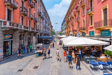 MILANO, ITALY, 19 Temmuz 2019: Milano 'nun merkezindeki Naviglio Pavese kanalı bar ve restoranları ile popüler bir bölgedir.
