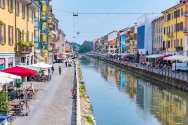 MILANO, ITALY, 19 Temmuz 2019: Milano 'nun merkezindeki Naviglio Pavese kanalı bar ve restoranları ile popüler bir bölgedir.
