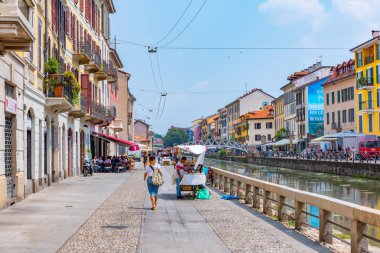 MILANO, ITALY, 19 Temmuz 2019: Milano 'nun merkezindeki Naviglio Pavese kanalı bar ve restoranları ile popüler bir bölgedir.