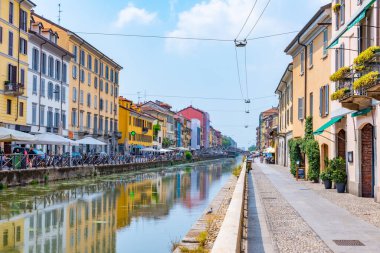MILANO, ITALY, 19 Temmuz 2019: Milano 'nun merkezindeki Naviglio Pavese kanalı bar ve restoranları ile popüler bir bölgedir.