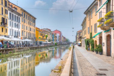 MILANO, ITALY, 19 Temmuz 2019: Milano 'nun merkezindeki Naviglio Pavese kanalı bar ve restoranları ile popüler bir bölgedir.
