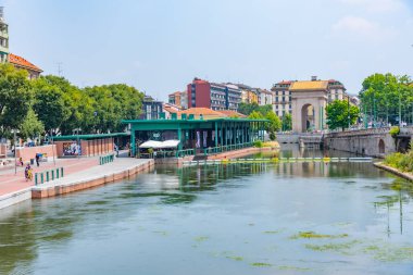 MILANO, ITALY, 19 Temmuz 2019: Darsena del Naviglio kanalının arkasındaki Arco di Porta Ticinese, Milano, İtalya