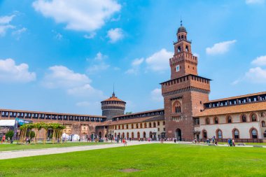 MILANO, İtalya, 19 Temmuz 2019: İtalyan şehri Milano 'daki Castello Sforzesco' nun avlusu