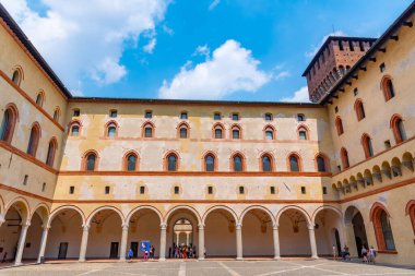 MILANO, İtalya, 19 Temmuz 2019: İtalyan şehri Milano 'daki Castello Sforzesco' nun avlusu