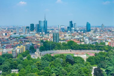 MILANO, İtalya, 19 Temmuz 2019: Milano şehir merkezinin havadan görüntüsü