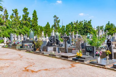 MILANO, İtalya, 19 Temmuz 2019: Milano, İtalya 'daki Cimitero Monumentale mezarlığında dekore edilmiş mezarlar