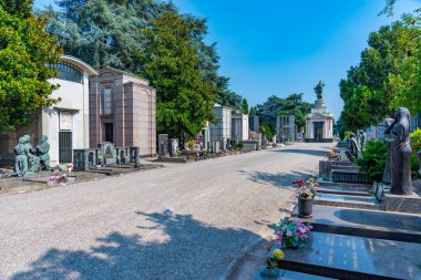 MILANO, İtalya, 19 Temmuz 2019: Milano, İtalya 'daki Cimitero Monumentale mezarlığında dekore edilmiş mezarlar