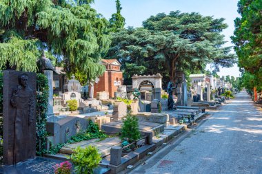 MILANO, İtalya, 19 Temmuz 2019: Milano, İtalya 'daki Cimitero Monumentale mezarlığında dekore edilmiş mezarlar