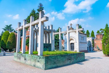 MILANO, İtalya, 19 Temmuz 2019: Milano, İtalya 'daki Cimitero Monumentale mezarlığında dekore edilmiş mezarlar