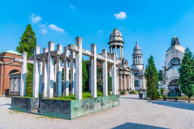 MILANO, İtalya, 19 Temmuz 2019: Milano, İtalya 'daki Cimitero Monumentale mezarlığında dekore edilmiş mezarlar
