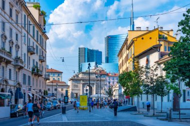 MILANO, İtalya, 19 Temmuz 2019: Milano, İtalya 'nın merkezindeki Porta Garibaldi' ye giden işlek bir caddenin görüntüsü