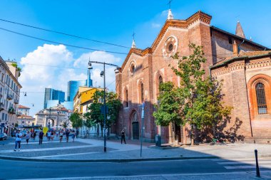 MILANO, İtalya, 19 Temmuz 2019: Milano, İtalya 'nın merkezindeki Porta Garibaldi' ye giden işlek bir caddenin görüntüsü