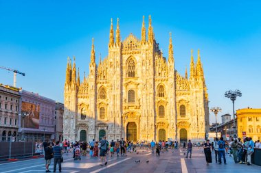 MILANO, İtalya, 19 Temmuz 2019 İnsanlar Milano, İtalya 'nın merkezindeki Duomo katedralinde günbatımının tadını çıkarıyorlar.