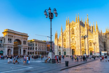 MILANO, İtalya, 19 Temmuz 2019 İnsanlar Milano, İtalya 'nın merkezindeki Duomo katedralinde günbatımının tadını çıkarıyorlar.