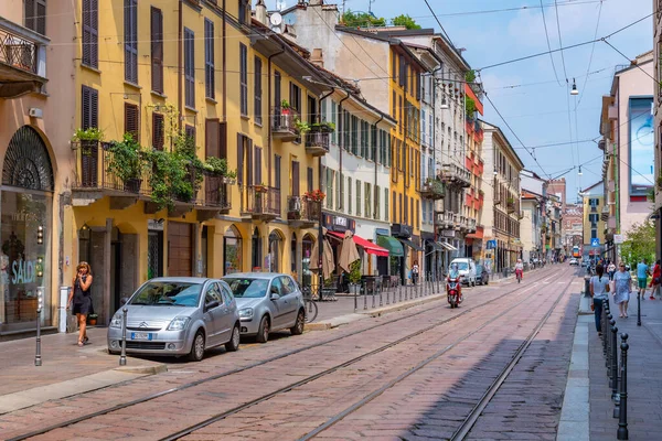 Milano Italië Juli 2019 Mensen Passeren Een Straat Het Centrum — Stockfoto