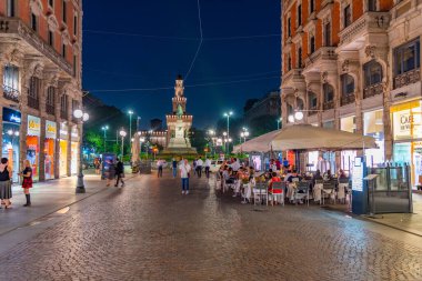 MILANO, ITALY, 19 Temmuz 2019: Milano, İtalya 'da Castello Sforzesco' ya doğru Dante Via 'da gezinen insanları gece görüşü