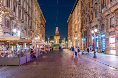 MILANO, ITALY, 19 Temmuz 2019: Milano, İtalya 'da Castello Sforzesco' ya doğru Dante Via 'da gezinen insanları gece görüşü
