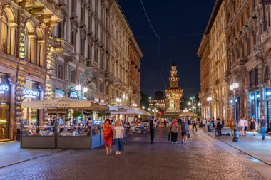 MILANO, ITALY, 19 Temmuz 2019: Milano, İtalya 'da Castello Sforzesco' ya doğru Dante Via 'da gezinen insanları gece görüşü