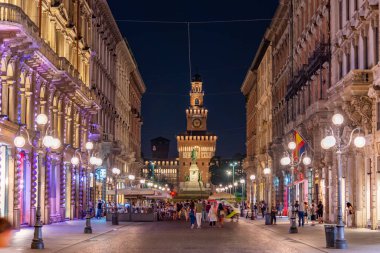 MILANO, ITALY, 19 Temmuz 2019: Milano, İtalya 'da Castello Sforzesco' ya doğru Dante Via 'da gezinen insanları gece görüşü