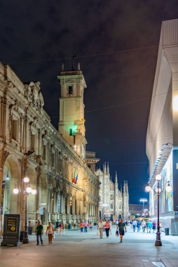 MILANO, ITALY, 19 Temmuz 2019: Milano, İtalya 'daki Piazza del Duomo meydanına çıkan bir caddenin gece görüşü