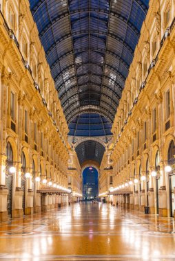 MILANO, İtalya, 20 Temmuz 2019: Milano, İtalya 'daki boş Galleria Vittorio Emanuele II' nin gece görüşü