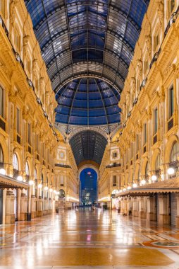 MILANO, İtalya, 20 Temmuz 2019: Milano, İtalya 'daki boş Galleria Vittorio Emanuele II' nin gece görüşü
