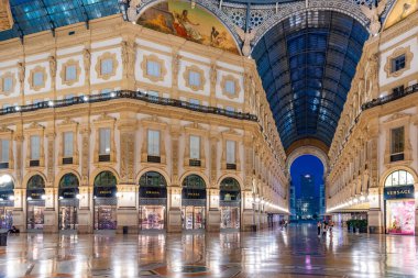 MILANO, İtalya, 20 Temmuz 2019: Milano, İtalya 'daki boş Galleria Vittorio Emanuele II' nin gece görüşü