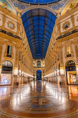 MILANO, İtalya, 20 Temmuz 2019: Milano, İtalya 'daki boş Galleria Vittorio Emanuele II' nin gece görüşü